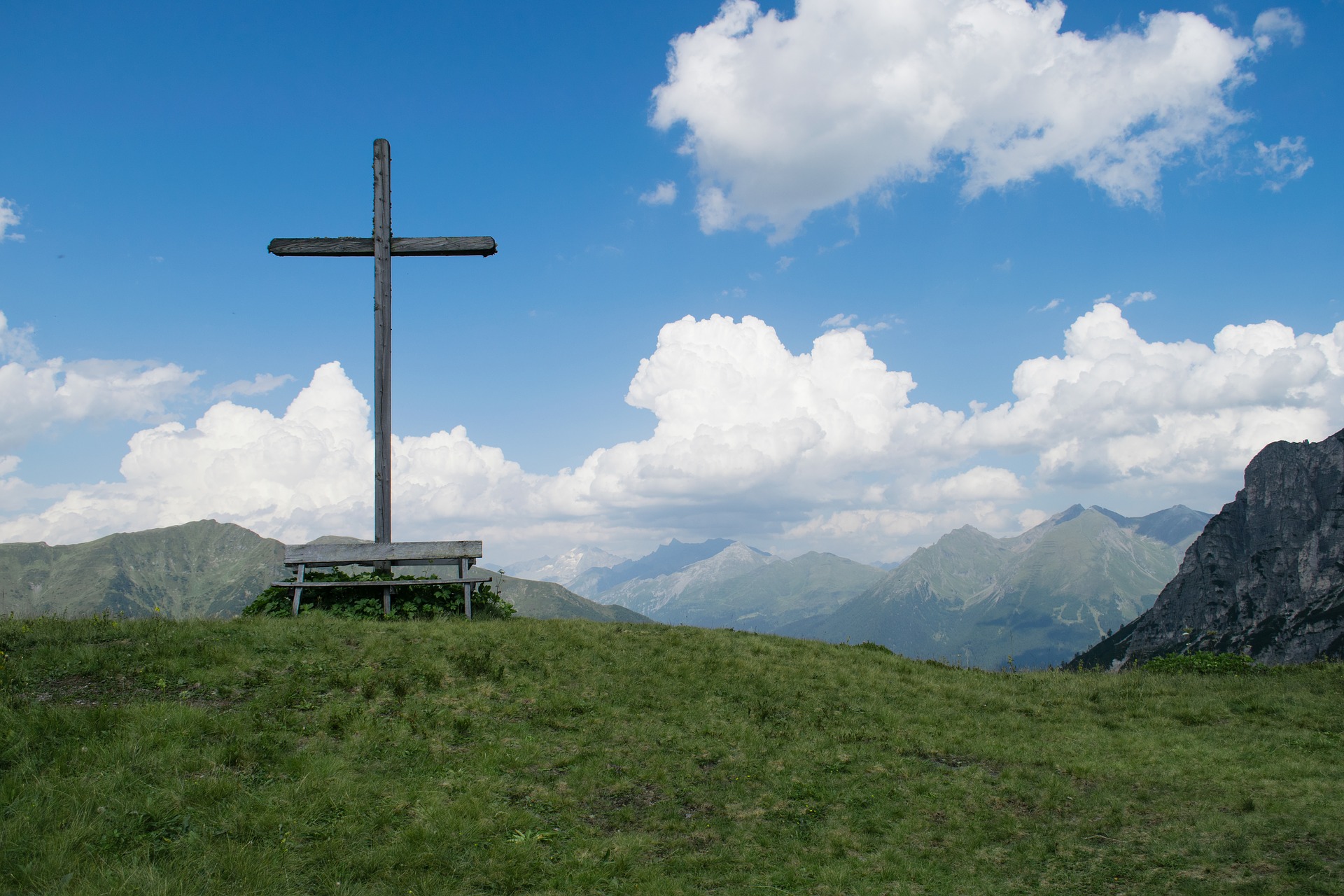 Cross mountain. Грузия крест на горе Рустави. Морахский крест Южная Осетия. Крест в горах. Крест на горе.