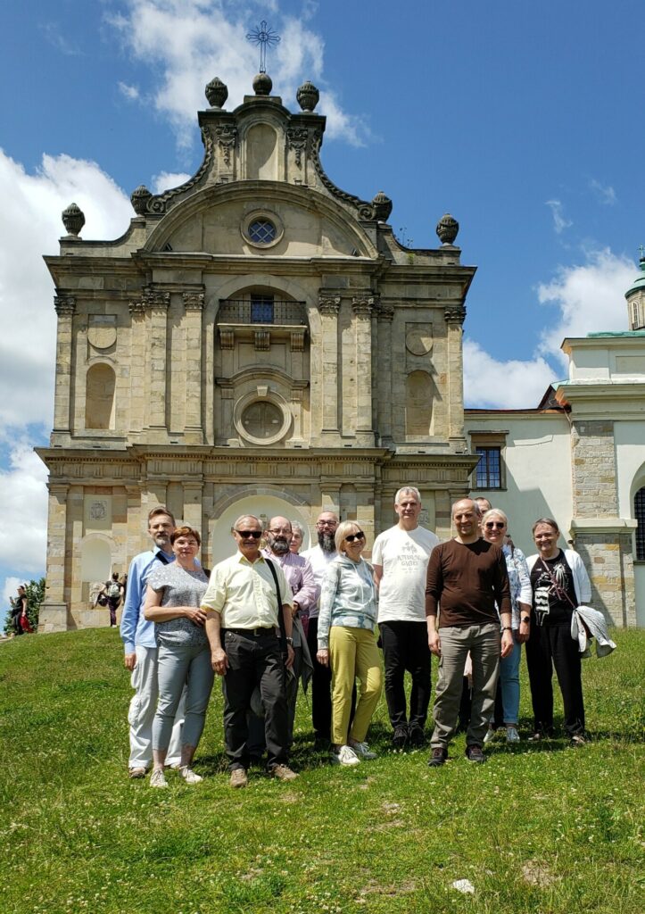 Sanktuarium Świętego Krzyża - na zewnątrz - z pielgrzymami