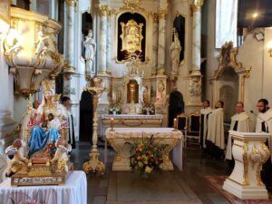 Wnętrze Sanktuarium w Zamartem